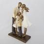 Imagem de Escultura casal com filhos em resina - Carmella Presentes