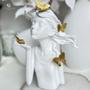 Imagem de Escultura Decorativa de Poliresina Menina Branco e Dourado Com Borboletas