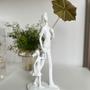 Imagem de Escultura em Resina Branca Pai e Filha Com Guarda-chuva Dourado