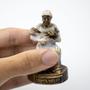 Imagem de Escultura Preta Velha Branca Vintage em Resina 7,5 cm