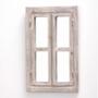 Imagem de Espelho com moldura de madeira formato janela