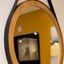 Imagem de Espelho de parede Redondo, Moldura de 4cm cor Amadeirado, Aro e Alça Couro.