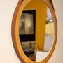 Imagem de Espelho Lapidado Redondo com Alças de Couro, com Moldura cor Marrom Claro Amadeirado.