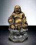 Imagem de Estatueta Buda Chinês Na Flor De Lótus Resina Fortuna Sorte