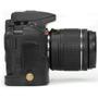 Imagem de Estojo "Half Case" MegaGear MG1170 para câmera Nikon D5500 e D5600 com alça de pescoço