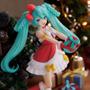 Imagem de Figura Hatsune Miku de Natal com Presente - Decoração Anime para Mesa