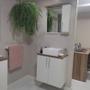 Imagem de Gabinete para Banheiro com Cuba e Espelheira 60cm Mdf Nogal com Branco Paris - On Móvei