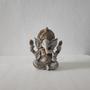 Imagem de Ganesha sentado de resina, 19cm de altura, excelente pintura e acabamento, na cor cinza marmore!