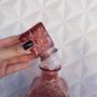 Imagem de Garrafa de vidro para vinho whisky ou água com tampa hermética - licoreira rosa ou lilás
