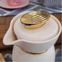 Imagem de Garrafa Térmica Jade Classic Bege e Dourado Click Abre e Fecha 1 Litro - Tuut