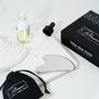 Imagem de Gua Sha Facial Tool Blossom em aço inoxidável com bolsa de viagem