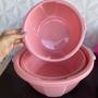 Imagem de Jogo de bacia rosa de plástico com 3 peças - grande, média e pequena - para cozinha ou lavanderia