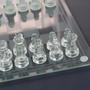 Imagem de Jogo de xadrez com tabuleiro e peças de vidro 20x20cm