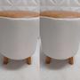 Imagem de Kit 02 Puffes Decorativo Redondo 40x30 pés palito, tecido Linho Off White com pé palito Caramelo
