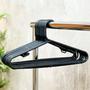 Imagem de Kit 100 Cabides De Plástico Adulto Resistente Antideslizante Armário Closet Design Versátil