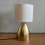Imagem de Kit 2 Abajur de Mesa Dourado Bojudo Com Cúpula Algodão Para Cabeceira, Cama, Quarto, Sala ou Escritório