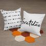 Imagem de Kit 2 Capas Almofada Sarja Gratidão Varal Corações 45x45 cm