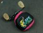 Imagem de Kit 2 Capas Protetora P/ Carretilha Perfil Baixo em Neoprene Rosa - Life Pesca