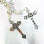 Imagem de Kit 2 Terços São Bento perolado religioso medalha crucifixo prata delicado
