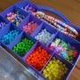 Imagem de Kit caixa personalizada para fazer e criar pulseiras coloridas divertidas 1200 pçs e silicone