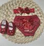 Imagem de Kit Calcinha bebê 03 á 06 Meses Tapa Fralda Bunda Rica Com Sapatinho 3 peças, laço para cabelo, calcinha e sapatinho