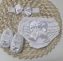 Imagem de Kit Calcinha bebê 03 á 06 Meses Tapa Fralda Bunda Rica Com Sapatinho 3 peças, laço para cabelo, calcinha e sapatinho