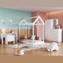 Imagem de Kit Conjunto Quarto Infantil Cama Montessoriana Guarda Roupa Gaveteiro Mesa e Poltrona Quarto Branco