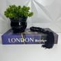 Imagem de Kit decoração livro London + vaso preto + colar japamala