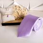Imagem de Kit gravata mais pulseira para padrinhos de casamento lilás lavanda gravata trabalhada traço e pulseira madrinha folhada