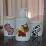 Imagem de Kit higiene bebê 4 peças Fazendinha - Bandeja, potes e porta álcool - Peças porcelana bandeja e tampas pinus