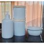 Imagem de Kit higiene bebê 4 peças - Potes, porta álcool e molhadeira -Porcelana Branca tampa pinus