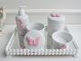 Imagem de Kit Higiene Bebê K056 Porcelana Bandeja Pérola Branca Aplique Rosa Gel
