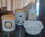 Imagem de Kit higiene bebê Safari 4 peças - potes, porta álcool e molhadeira decorada - Peças Porcelana Tampas Pinus
