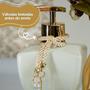 Imagem de Kit Lavabo Luxuoso Branco Difusor de Aromas Saboneteira Bandeja Espelhada Vaso Decorado + Kit Lindas Varetas - K291Dourado Coleção Bahamas 