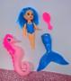 Imagem de Kit Mini Boneca Princesa Sereia Pequena Filha Articulada mais Golfinho Cavalo Marinho Mar + Acessorio Presente Meninas