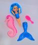 Imagem de Kit Mini Boneca Princesa Sereia Pequena Filha Articulada mais Golfinho Cavalo Marinho Mar + Acessorio Presente Meninas