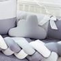 Imagem de Kit Protetor Berço Trançado Laço Doce de Bebê Premium  + Almofada Amamentação Chevron 12 peças
