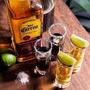 Imagem de Kit Tequila Jose Cuervo Ouro Especial Mexicana 750ml com 2 copos de shot 50ml - Original