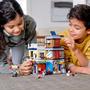 Imagem de LEGO Creator 3 em 1 Townhouse Pet Shop & Café 31097 Toy Store Building Set com banco, Town Playset com um bonde de brinquedo, figuras de animais e minifiguras (969 peças)