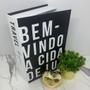 Imagem de Livro decorativo, vaso cerâmico dourado e coração trabalhado