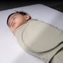 Imagem de LullaBaby Swaddle, A solução de Swaddle do sono, fácil de usar, Sleep Sack projetado para acalmar o reflexo do sobressalto, melhor sono para o bebê recém-nascido, 100% algodão Swaddle Blanket, 2-4 meses, Desert Sage