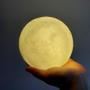 Imagem de Luminária Lua Cheia Realista Com Base Sem Fio Monocromática 11cm - Cor:Amarela