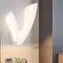 Imagem de Luz de parede LED acrílica moderna em forma de V 8W para quarto doméstico