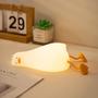 Imagem de Luz noturna HAPPYBAG LED Lying Flat Duck, regulável em 3 níveis