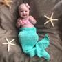 Imagem de M&G House Newborn Photography Prop Mermaid Outfit Baby Photo Props Handmade Crochê Sereia Cauda Roupa Bebê Sereia Fantasia Definir Headband Bra Tail (Aquamarine)