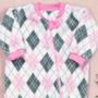 Imagem de Macacão Bebê Xadrez Argyle em Fleece Creme com Rosa