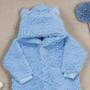 Imagem de Macacão para Bebê de Pelucia Teddy Com Capuz Tons Variáveis de Azul