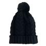 Imagem de Mantenha-se quente e com estilo neste inverno com a nossa touca de frio com pompom preta. Feita de lã tricotada macia e
