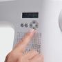Imagem de Máquina De Costura Eletrônica Singer C5605 80 Pontos + 6 Casas de Botões 65W
