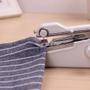 Imagem de Máquina de costura portátil mini elétrica manual a pilha para jeans e seda